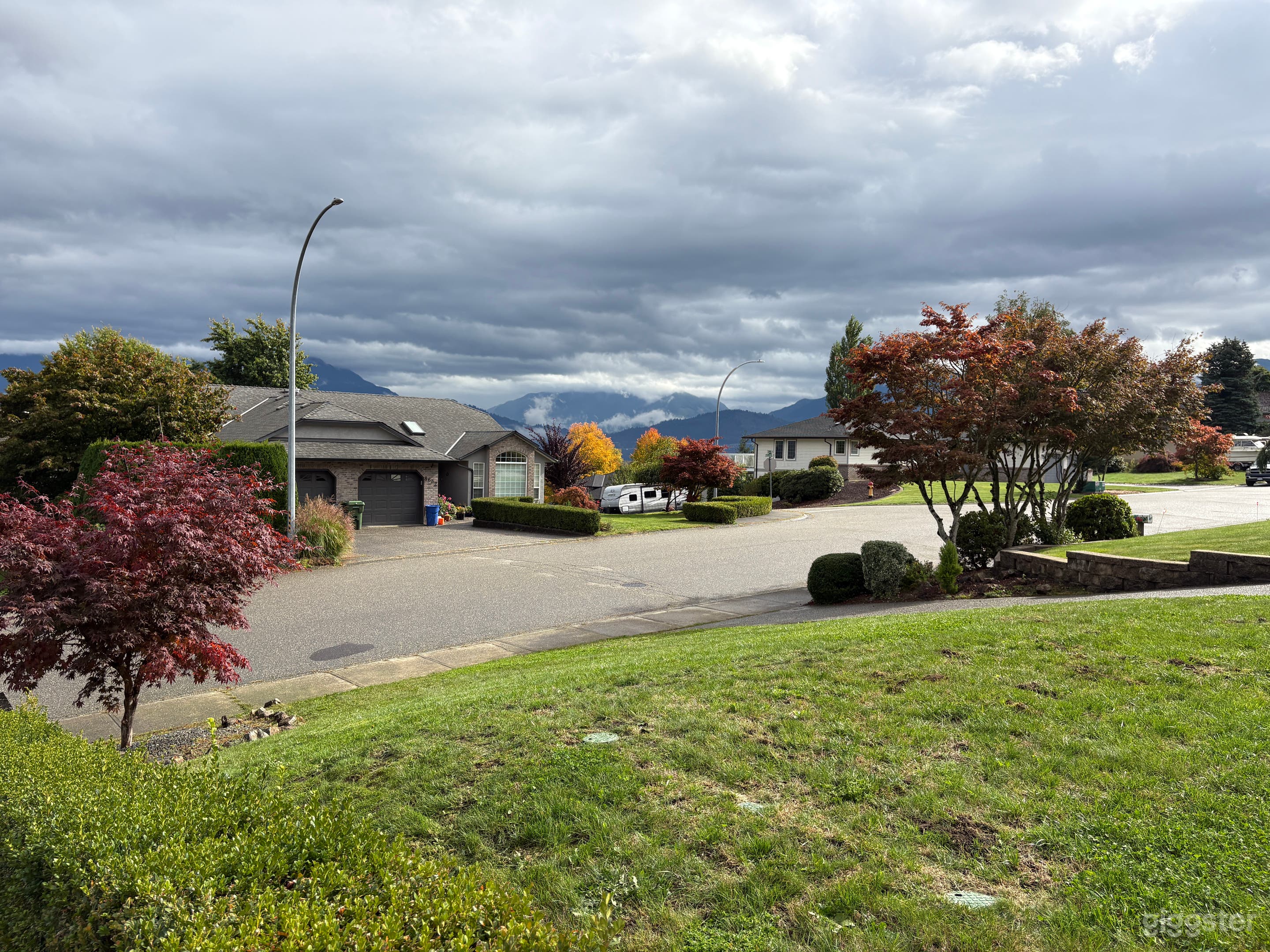 Bright &amp; Spacious Home in Chilliwack Photo 2