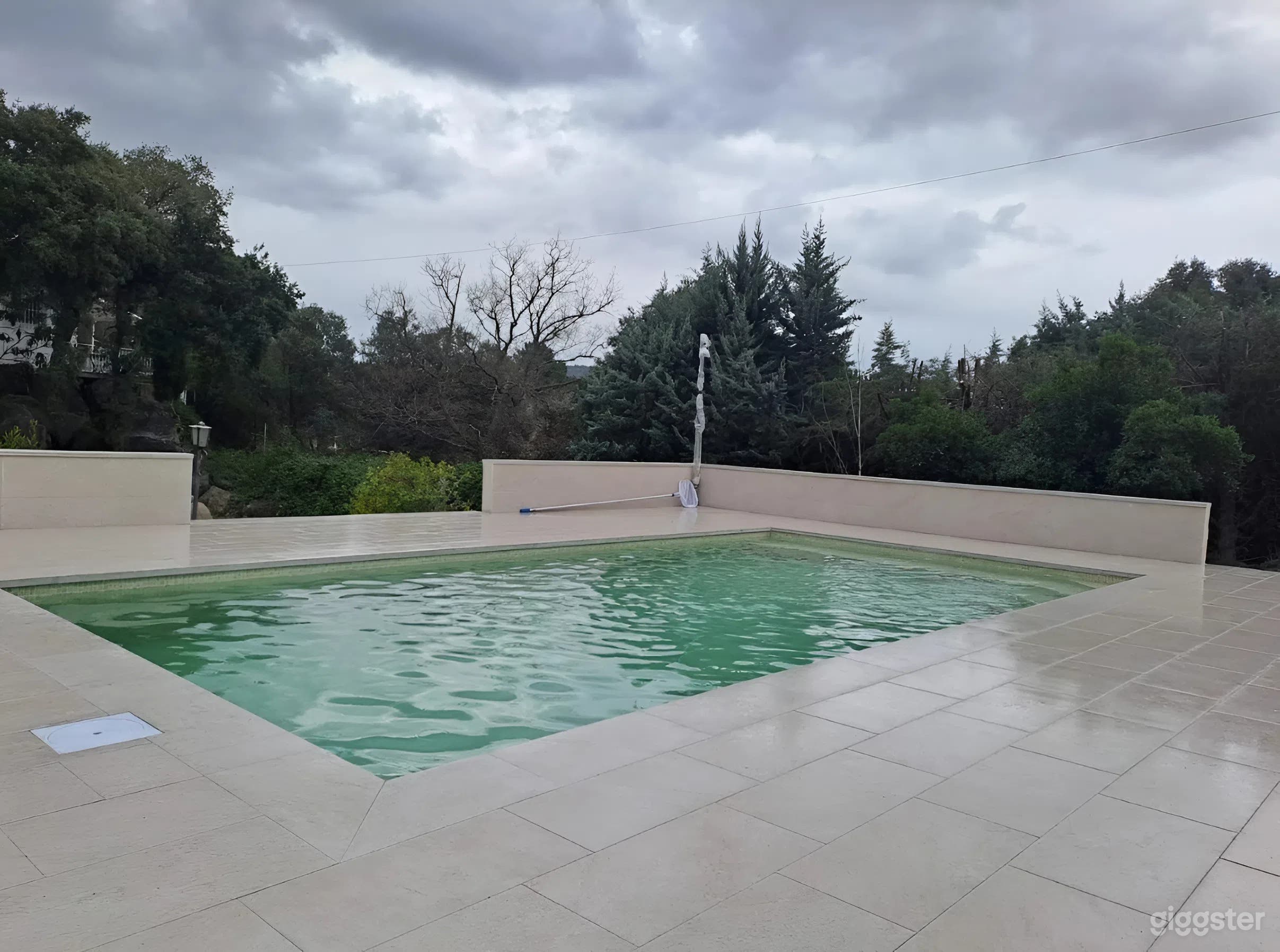 Oasis de Piscina al Aire Libre Limpia y Luminosa Foto 2