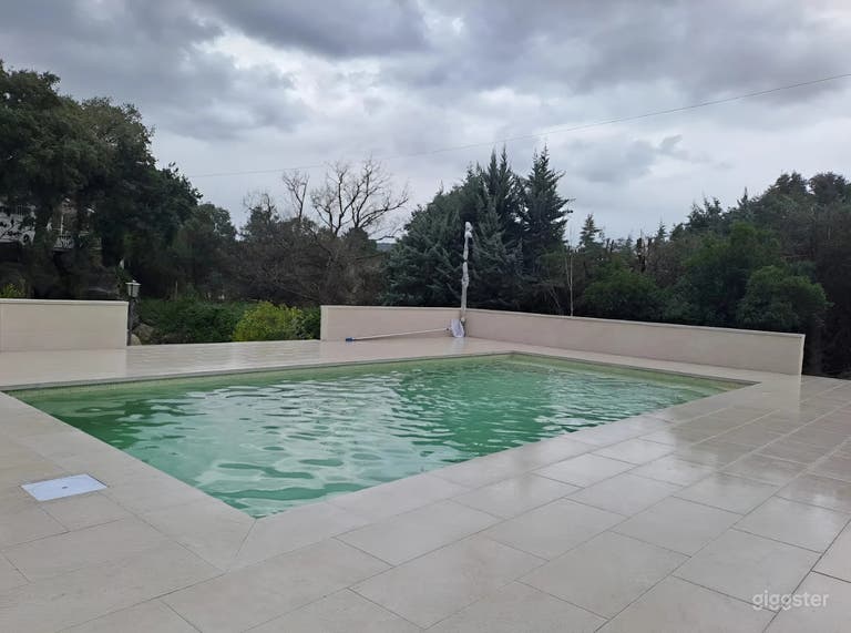  Oasis de Piscina al Aire Libre Limpia y Luminosa 