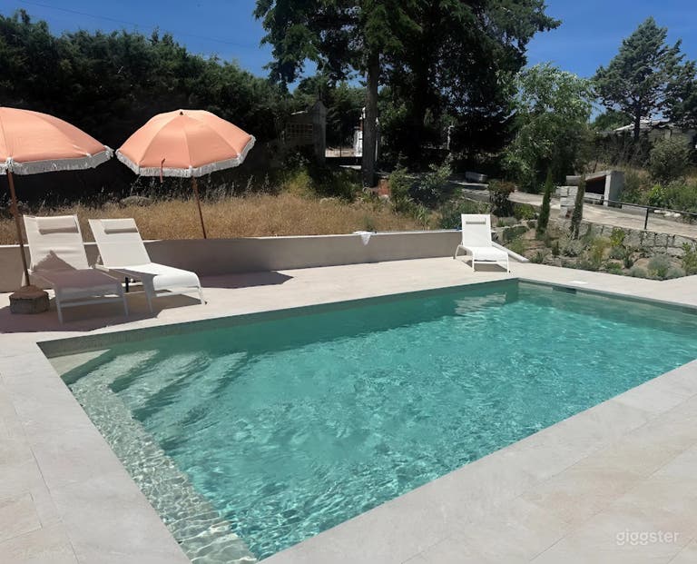  Clean & Bright Outdoor Pool Oasis 