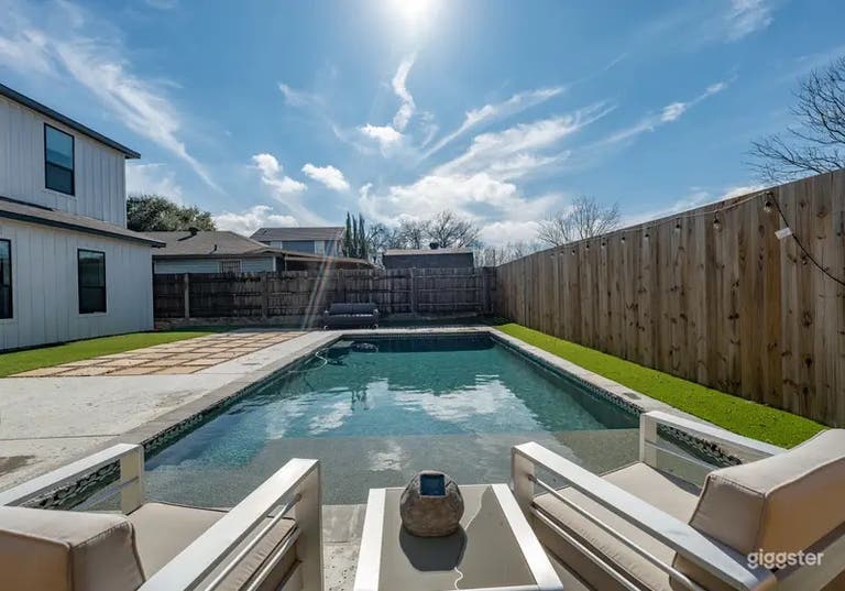  Elegant Poolside Retreat 