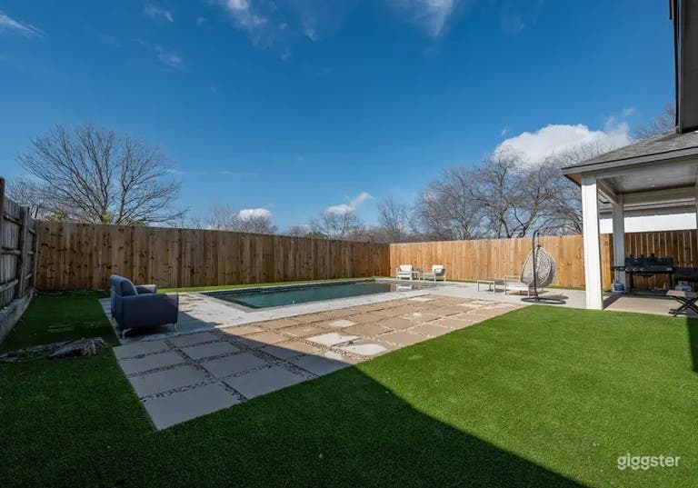  Elegant Poolside Retreat 