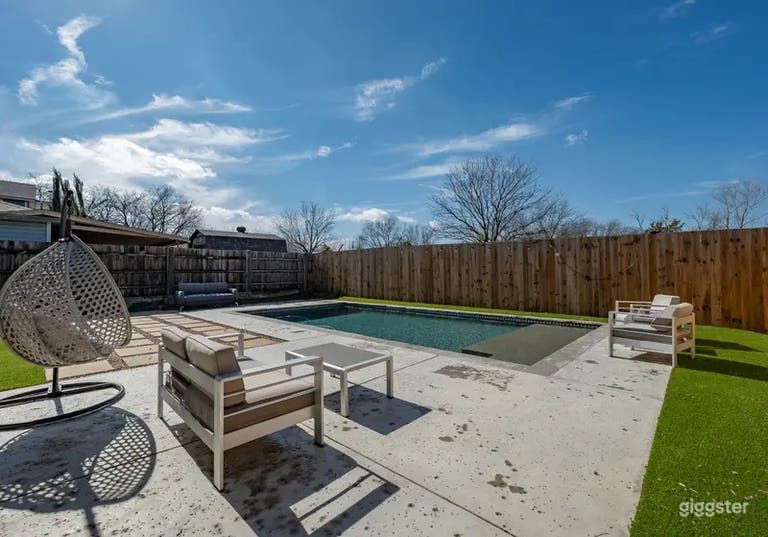  Elegant Poolside Retreat 