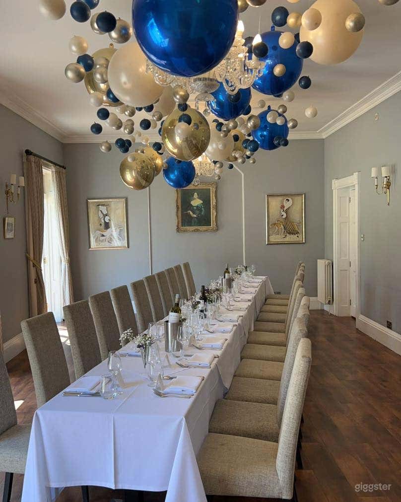 Exclusive Dining Room with Chandelier Photo 4