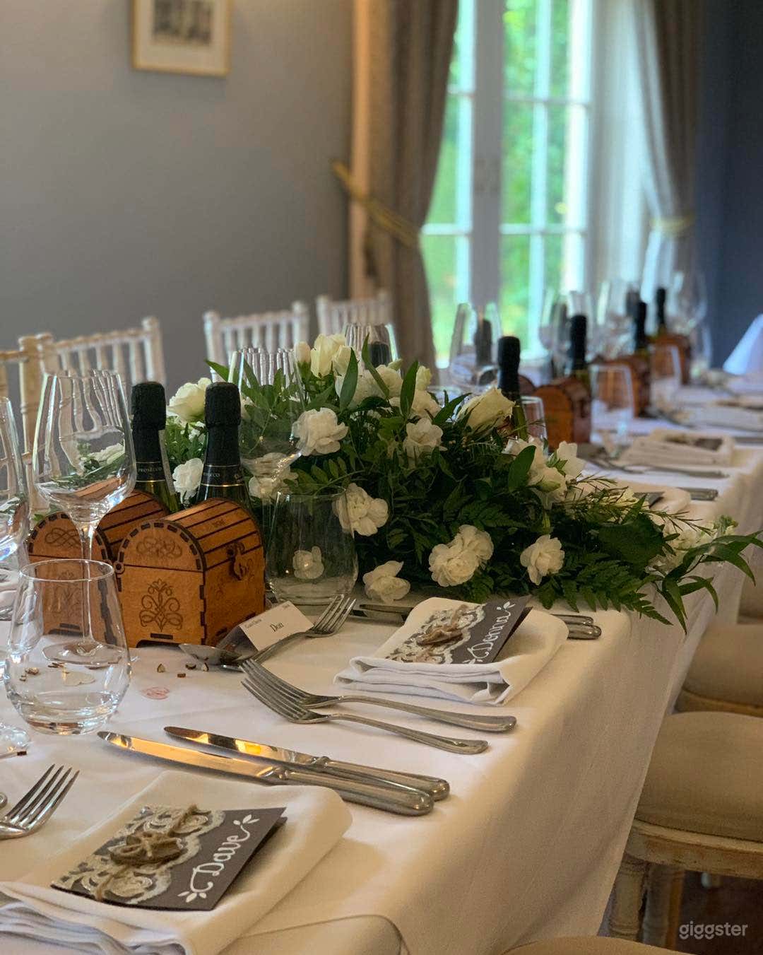 Exclusive Dining Room with Chandelier Photo 2