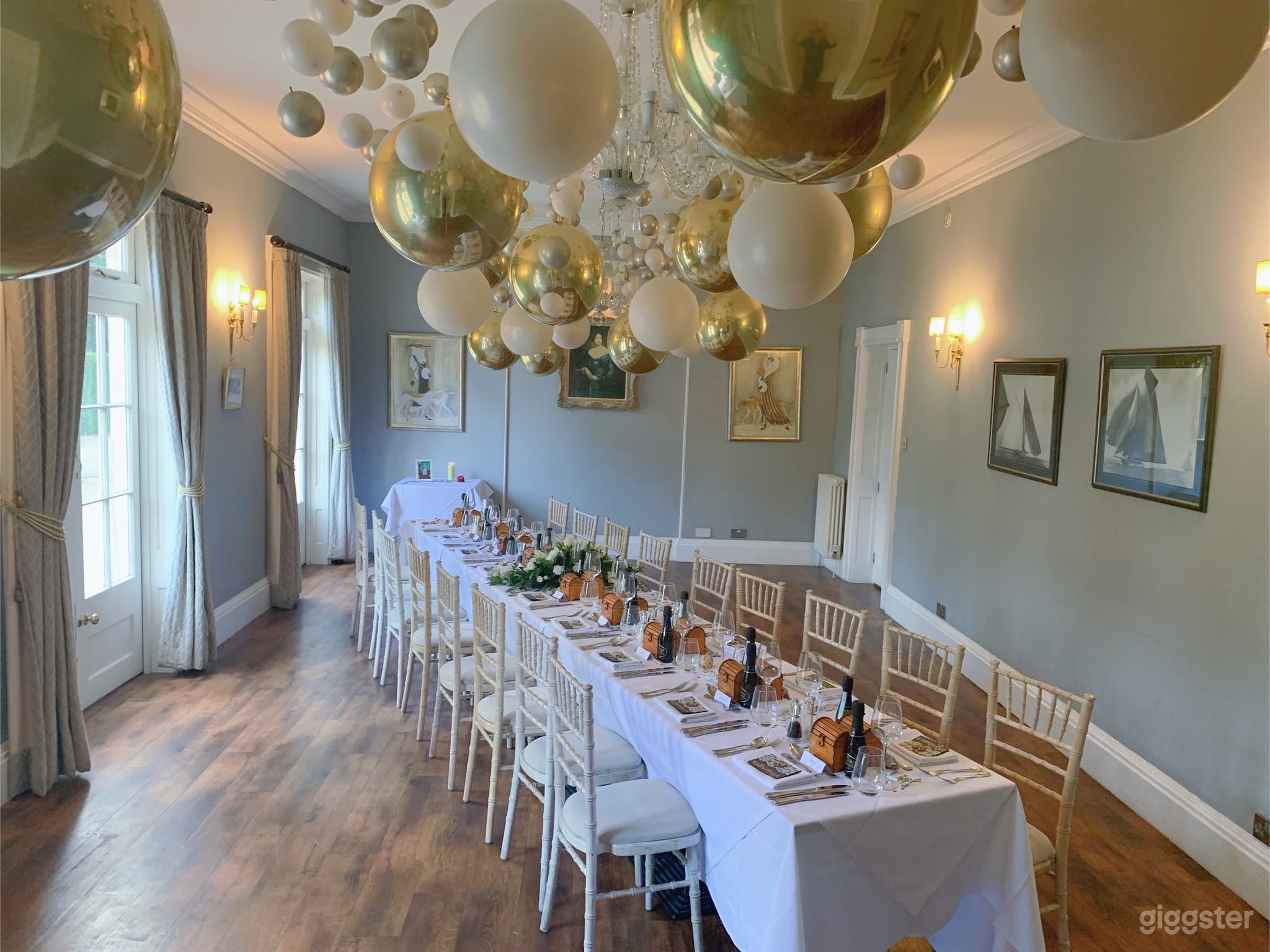 Exclusive Dining Room with Chandelier Photo 1