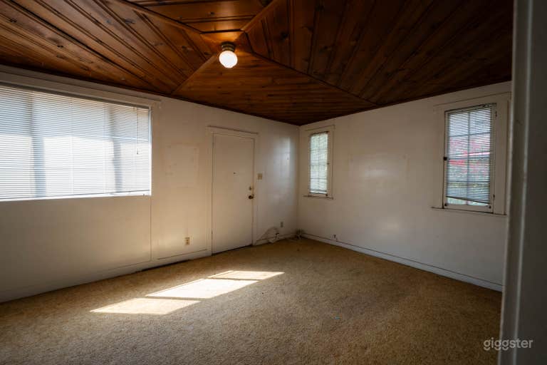 Living Room &amp; Front Door 