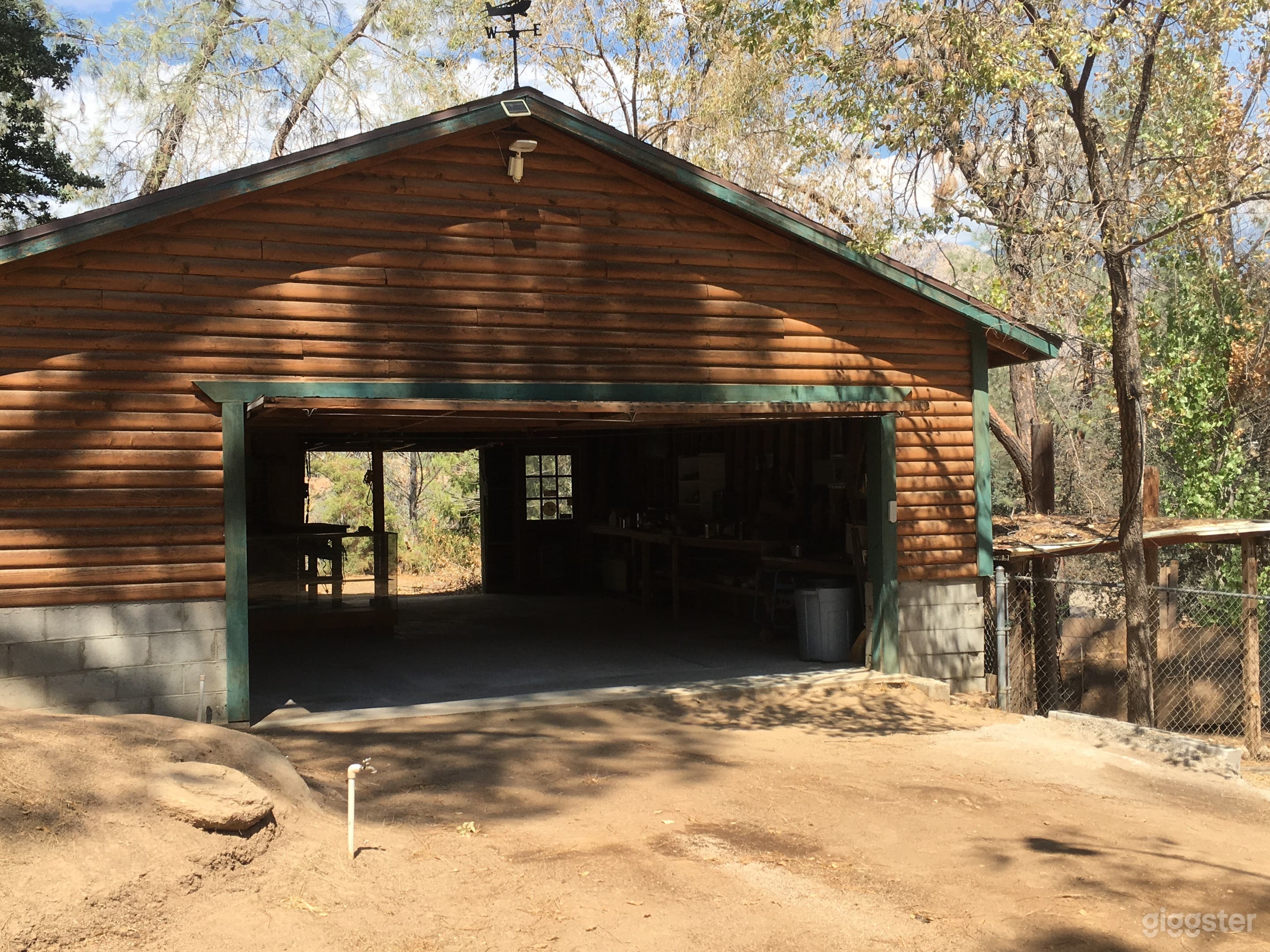 900 sqft barn /garage  w storage room