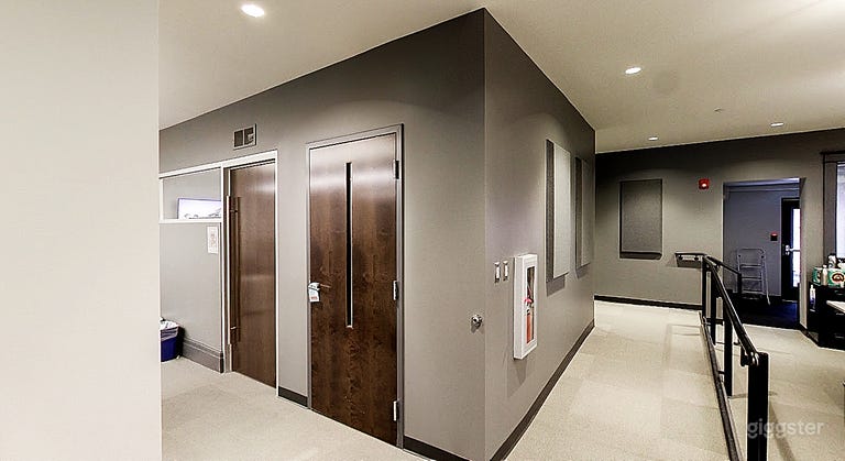  Hayduke - Meeting Room for 8 People 