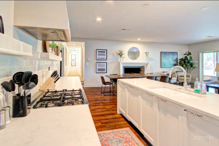  Lakefront 4BR in Charlotte w/ Pool, Hot Tub & Screened Porch 