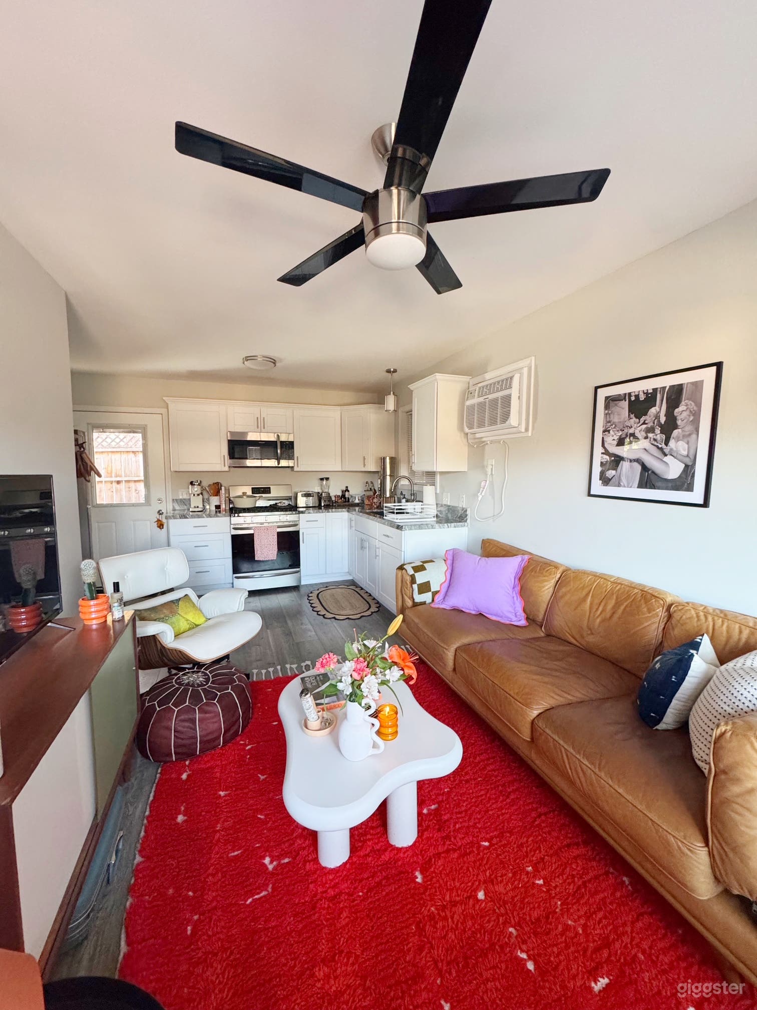 Bright & Playful Silverlake Bungalow with Observatory Views Photo 3