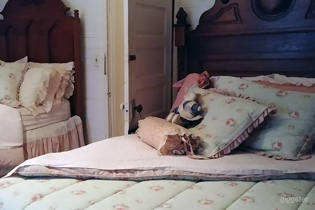 Room with Two Full-size Victorian Beds Photo 2
