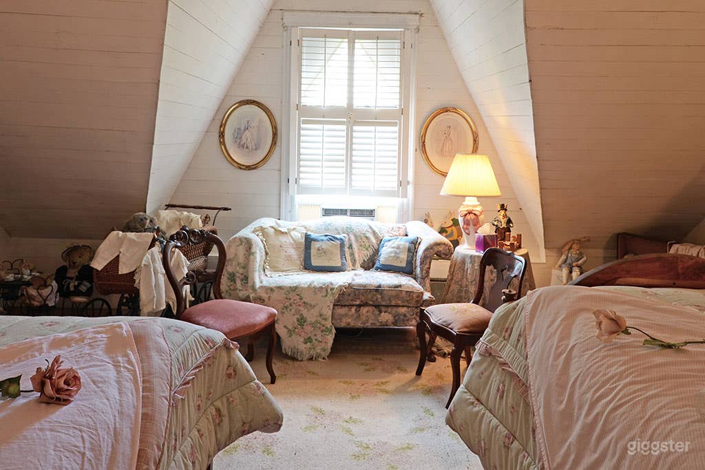 Room with Two Full-size Victorian Beds Photo 1