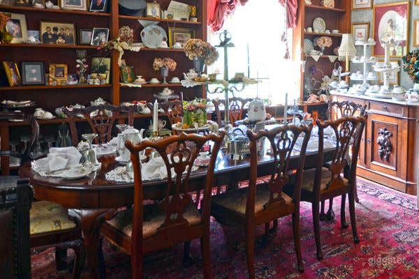 Room with Two Full-size Victorian Beds Photo 4