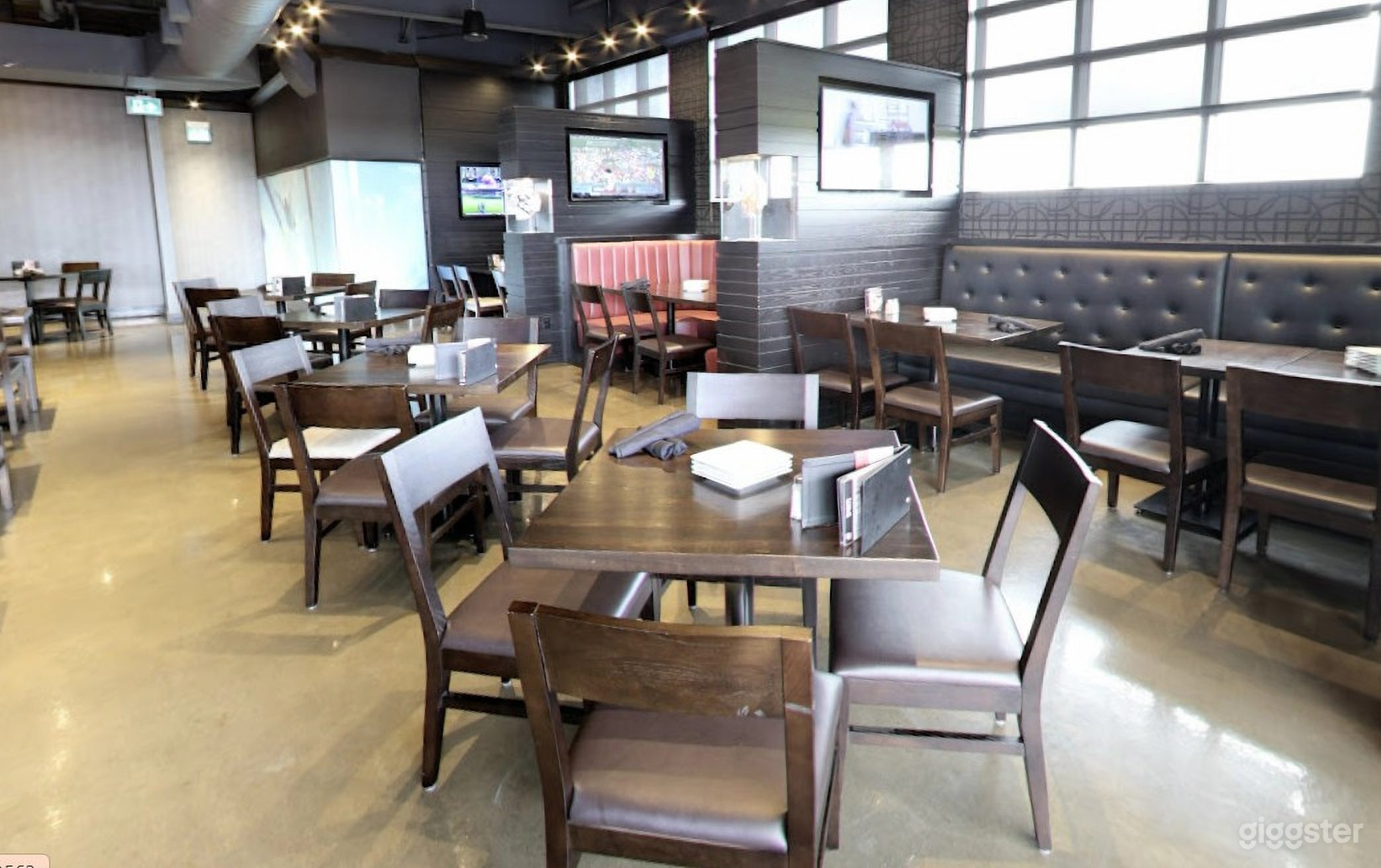 Expansive Mezzanine Lounge Photo 3