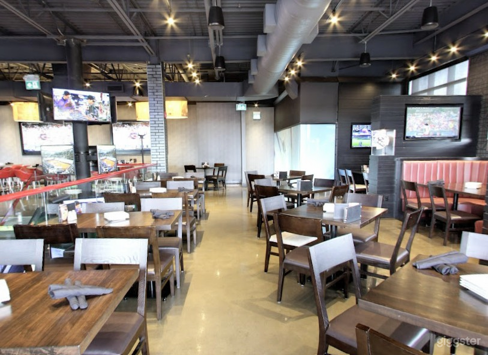 Expansive Mezzanine Lounge Photo 1