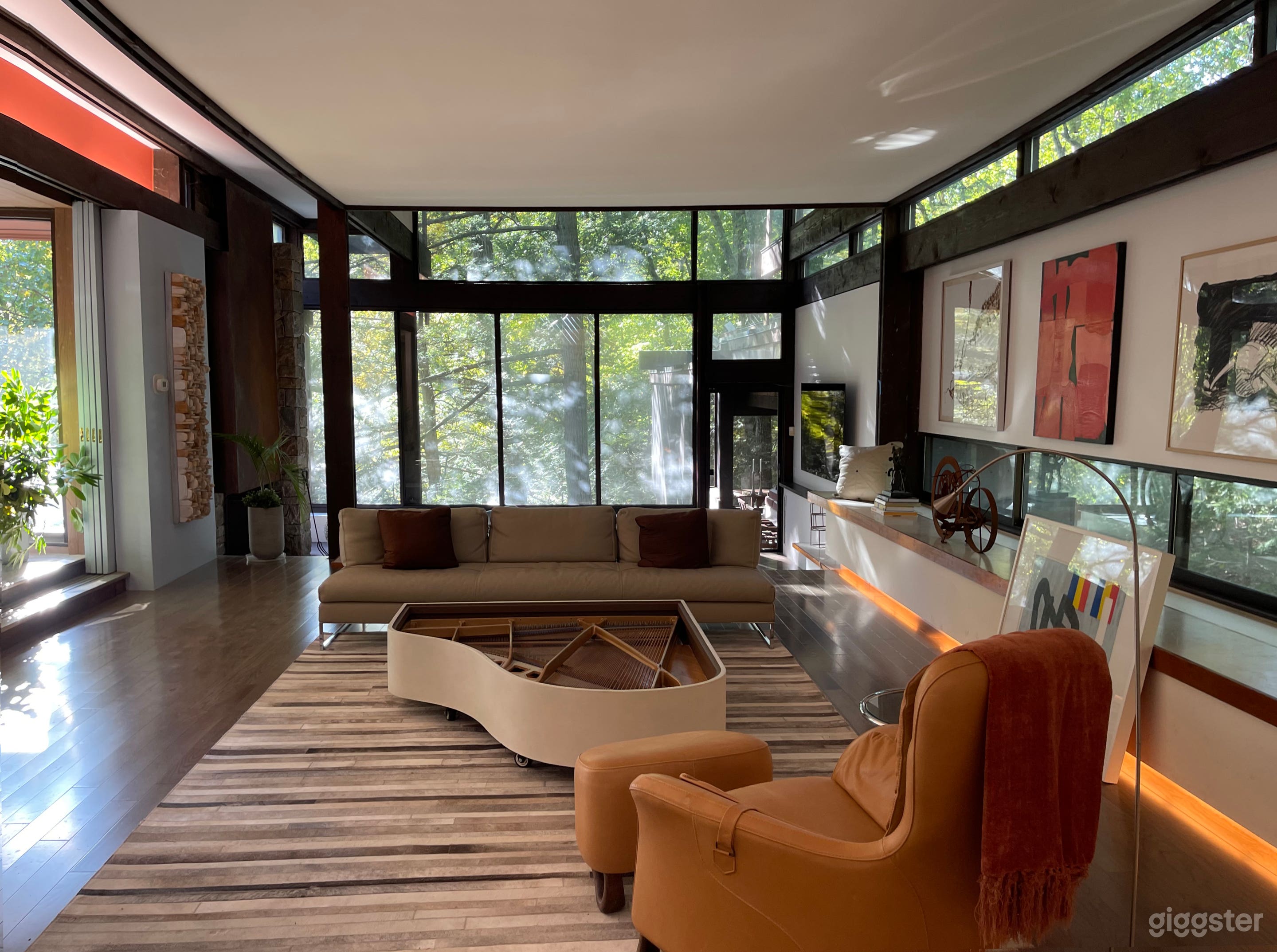 MidCentury-Modern Forest Oasis Photo 2