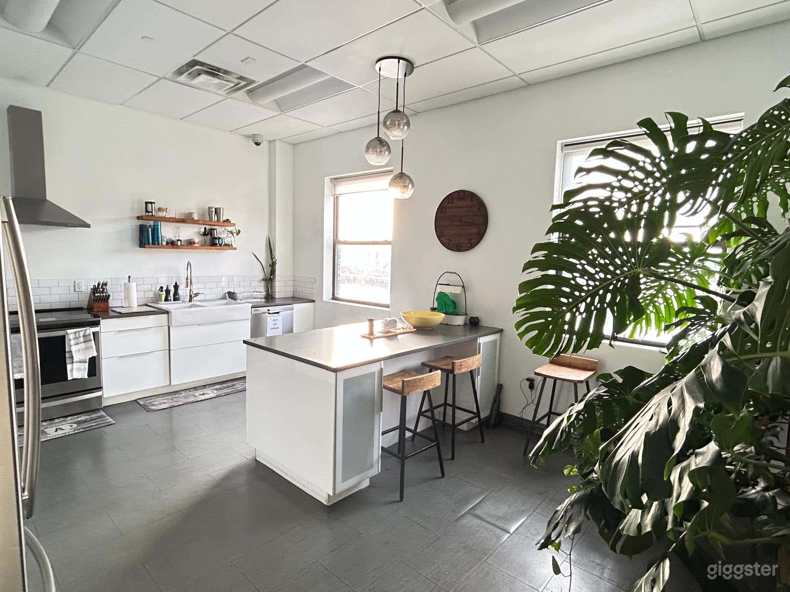 Versatile LIC Venue with Chef’s Kitchen &amp; Parking Photo 3