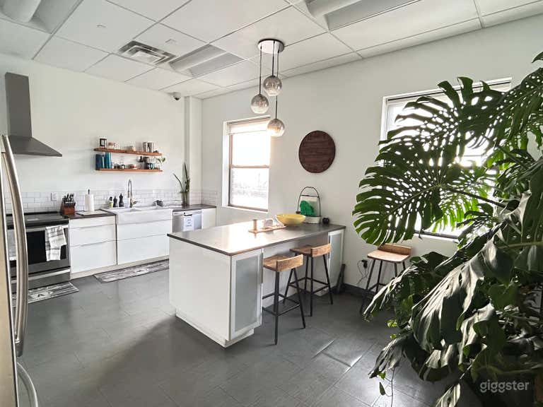  Versatile LIC Venue with Chef’s Kitchen & Parking 