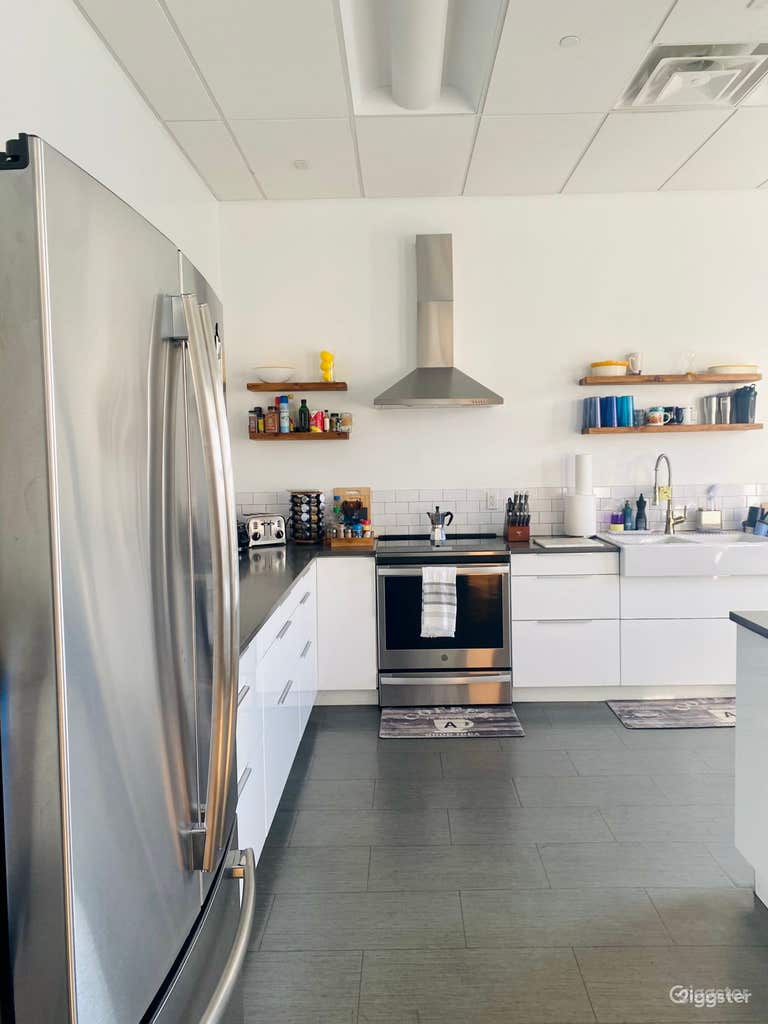  A fully equipped gourmet chef’s kitchen — perfect for catered events, private dinners, cooking demos, or production shoots. 