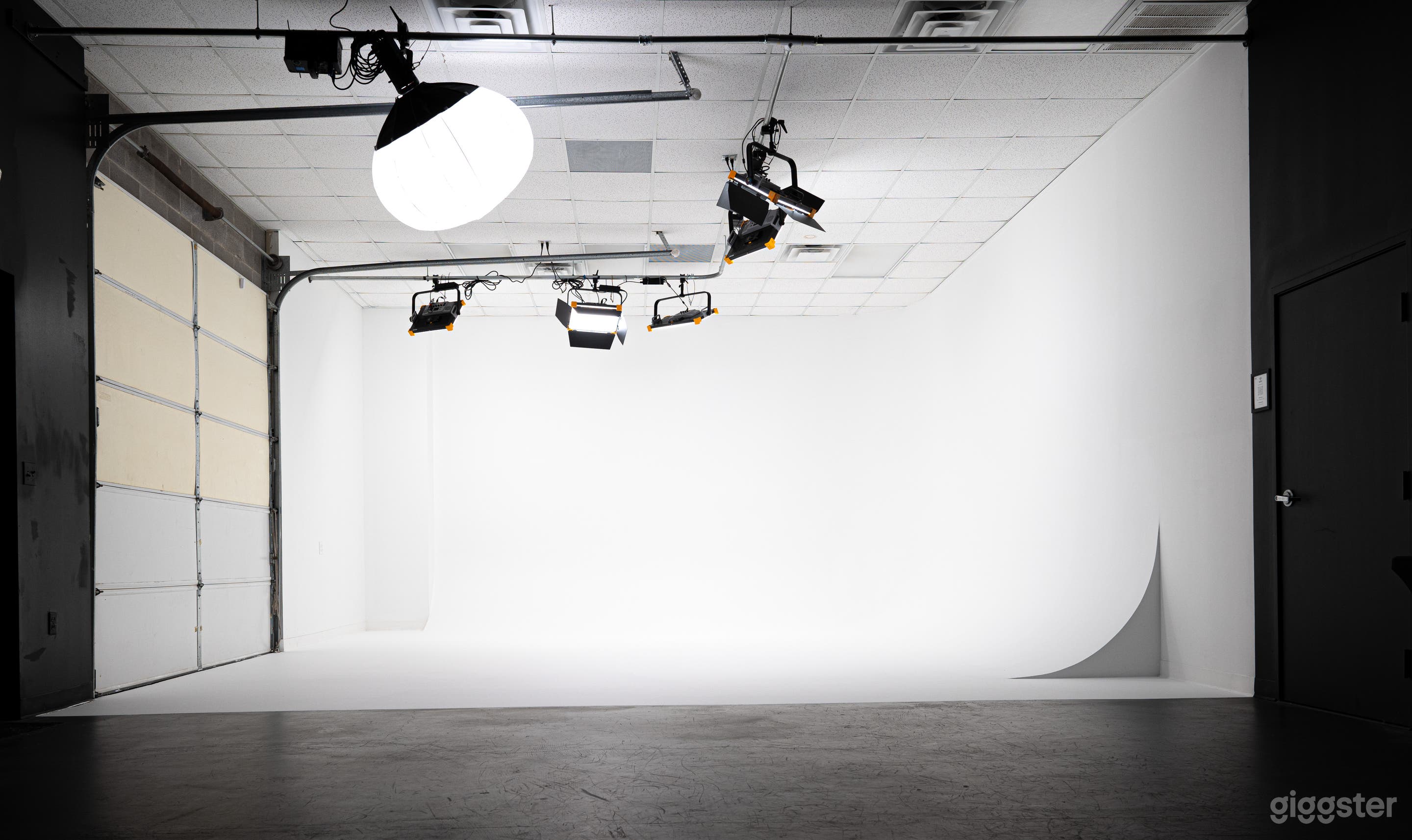 Video/Photo Studio with cyclorama wall Photo 1
