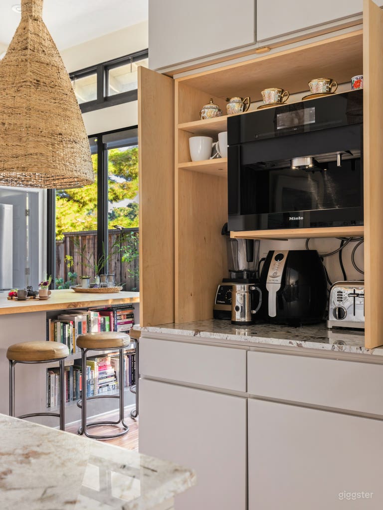  Built-in Miele coffee system, air fryer, toaster, and blender station — ideal for filming morning routines, cooking demos, or lifestyle content. Clean lines, natural light, and an inviting setup for food and beverage shoots. 