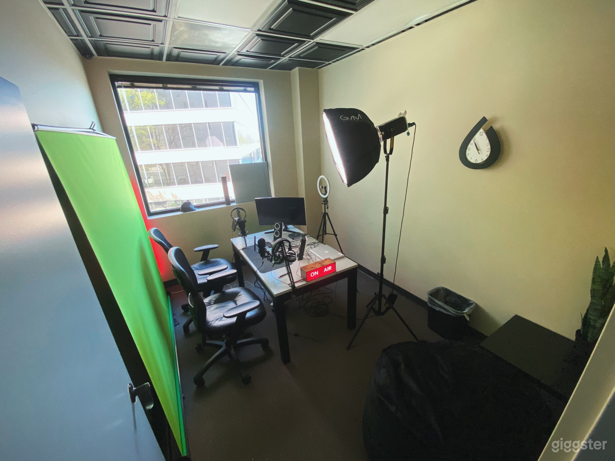 Content Creator Room with Green Screen Photo 1