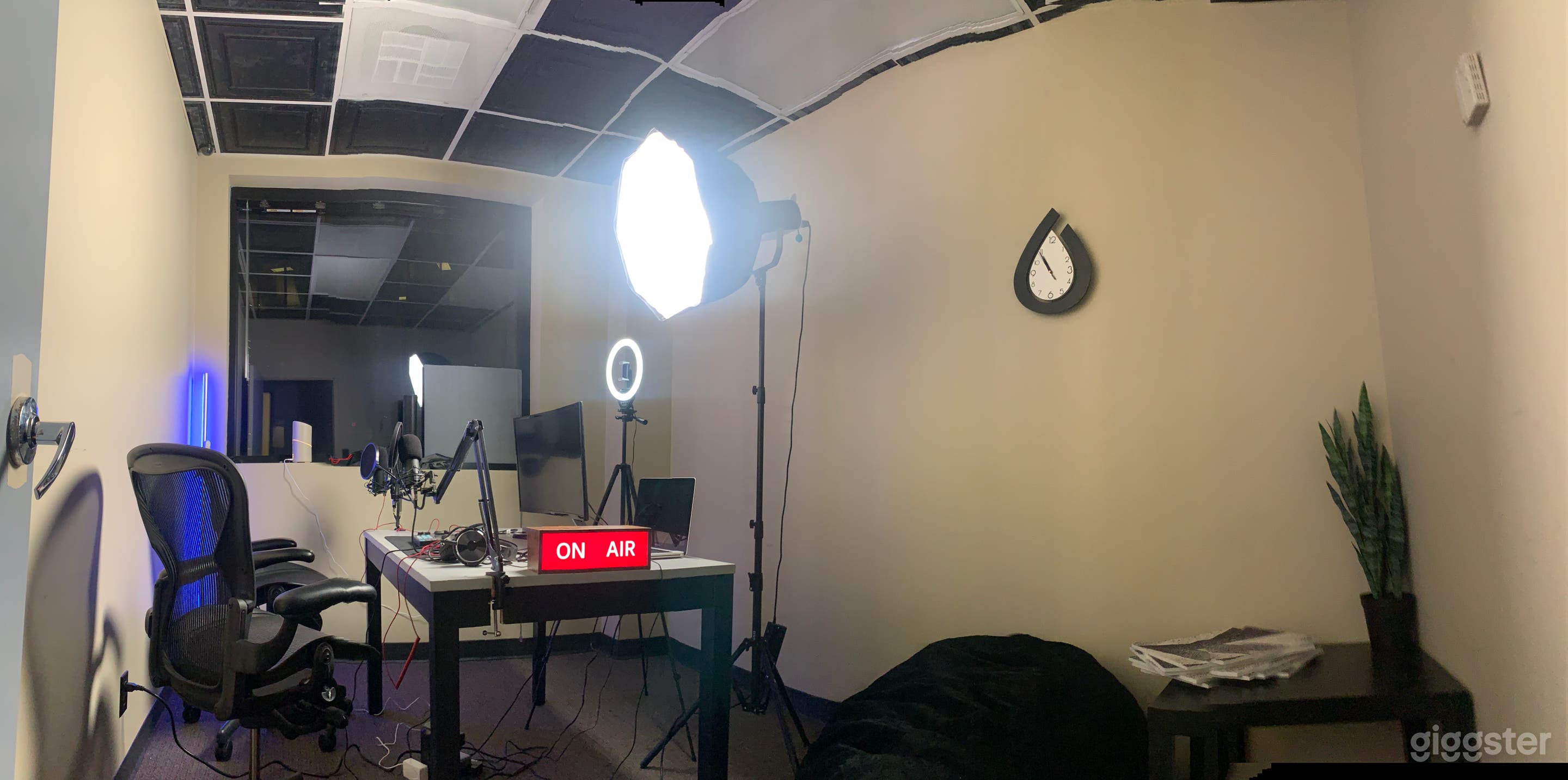 Content Creator Room with Green Screen Photo 3