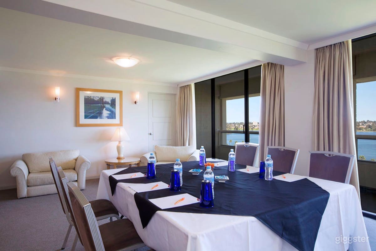 Suite Meeting Room Photo 2