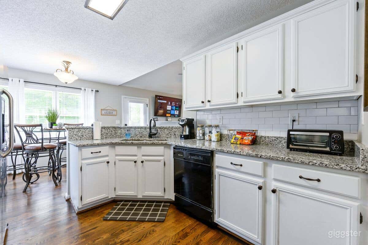 Fully Fenced &amp; Stylish 3BR Near LakePoint Sports Photo 4