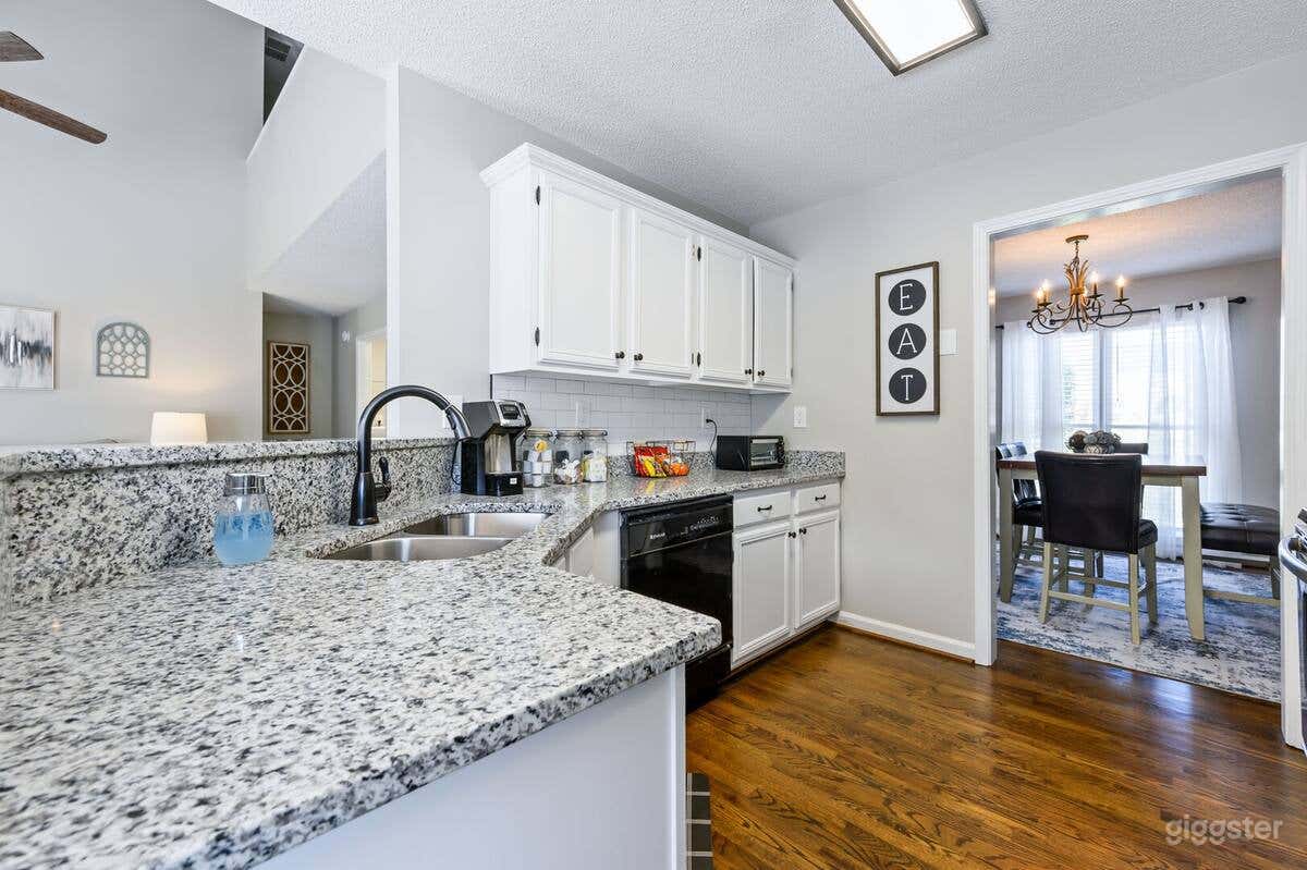 Fully Fenced &amp; Stylish 3BR Near LakePoint Sports Photo 3