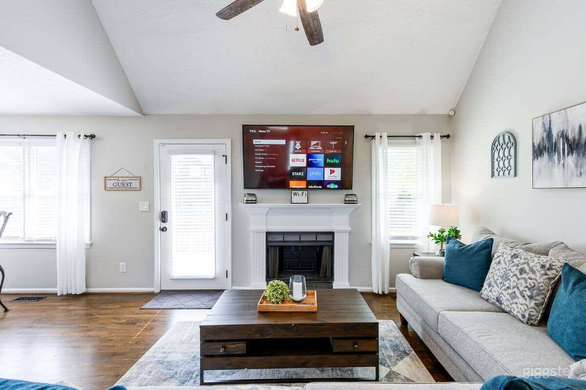 Fully Fenced &amp; Stylish 3BR Near LakePoint Sports Photo 1