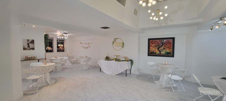  Loft Studio: Suite D 
This space is 800 square feet and is perfect for your business education classes, workshops or meetings. 

Accommodates up to 30 guests.
 