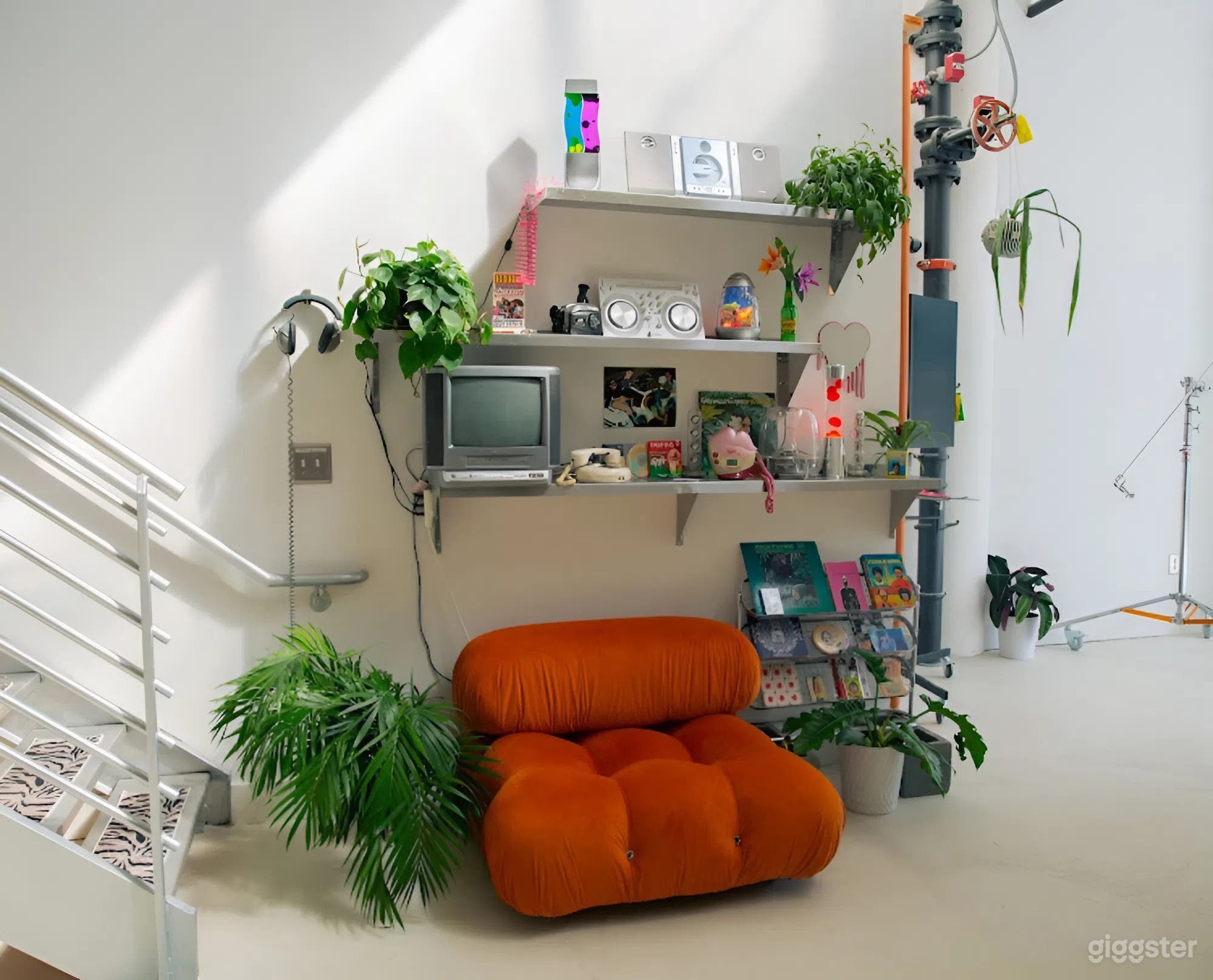 Spacious Futuristic Studio Loft w/ Natural Light & Cyc Wall Photo 4