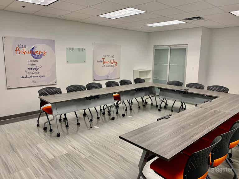 Sala de Reuniones / Capacitación Moderna en Doral 