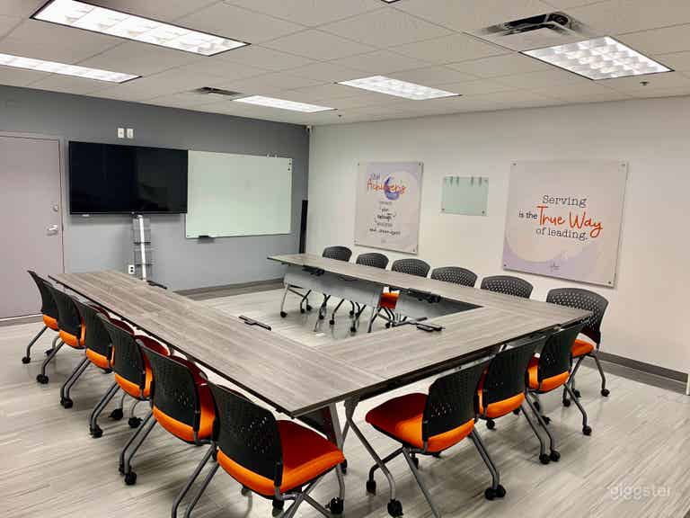  Sala de Reuniones / Capacitación Moderna en Doral 