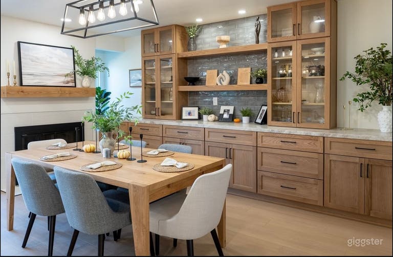  Open luxury dining room 