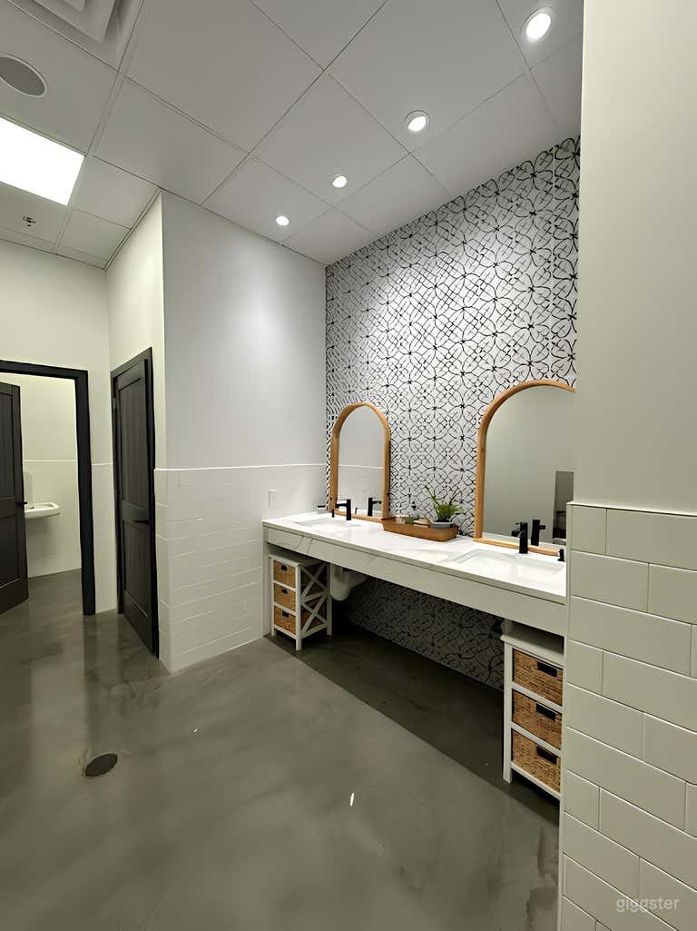  Modern & Bright Conference Room 