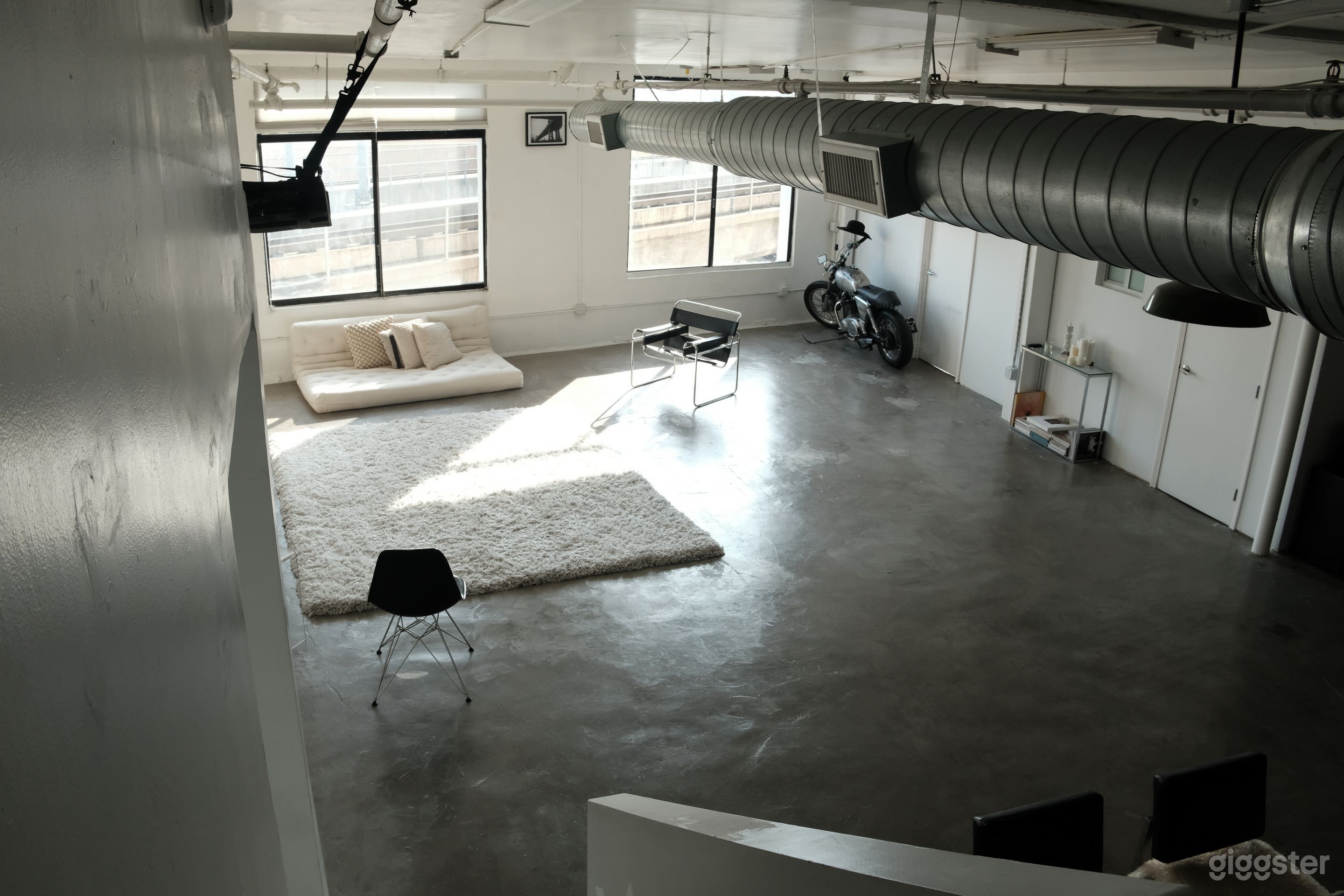 Minimalistic industrial loft with natural light Photo 3