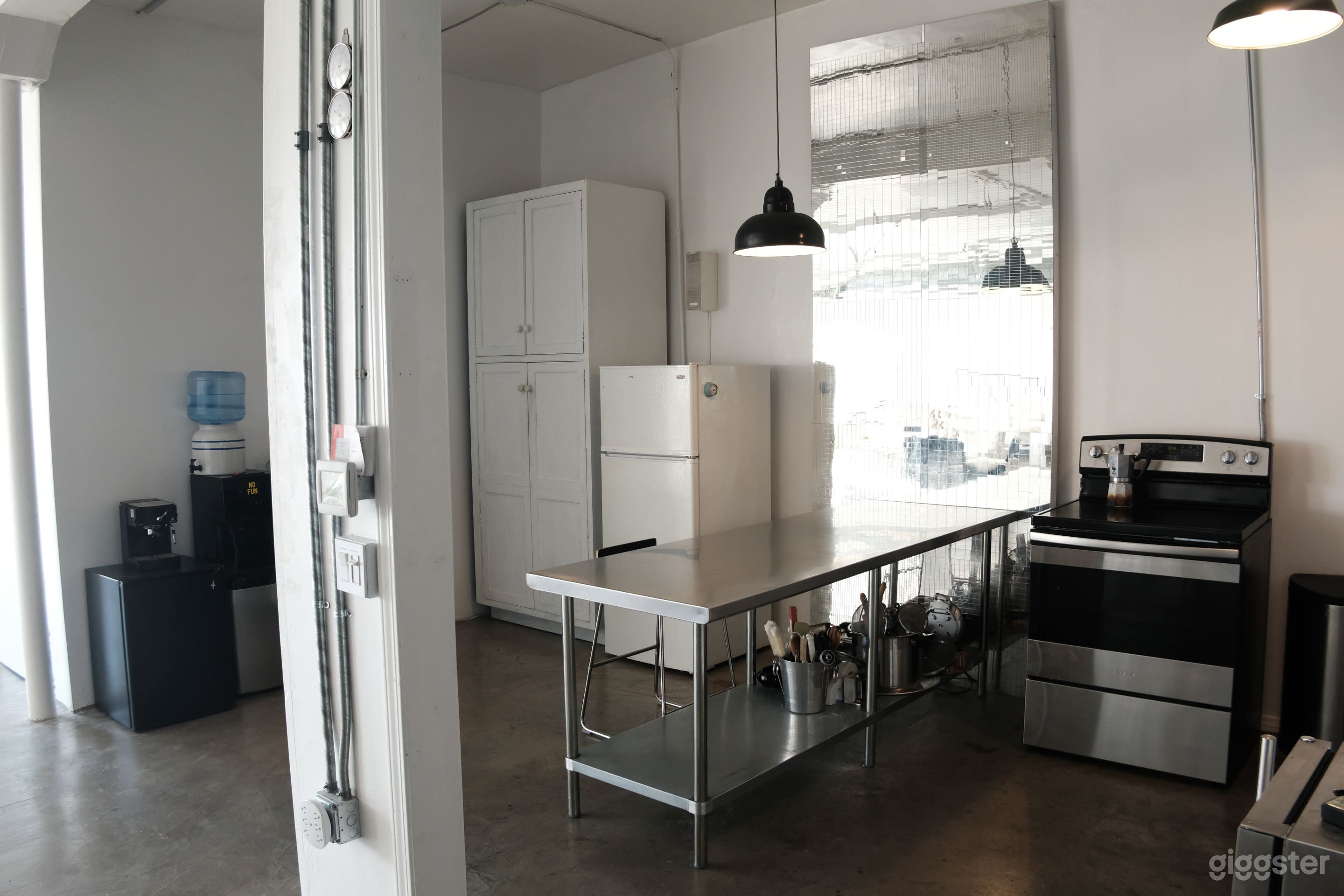 Minimalistic industrial loft with natural light Photo 4