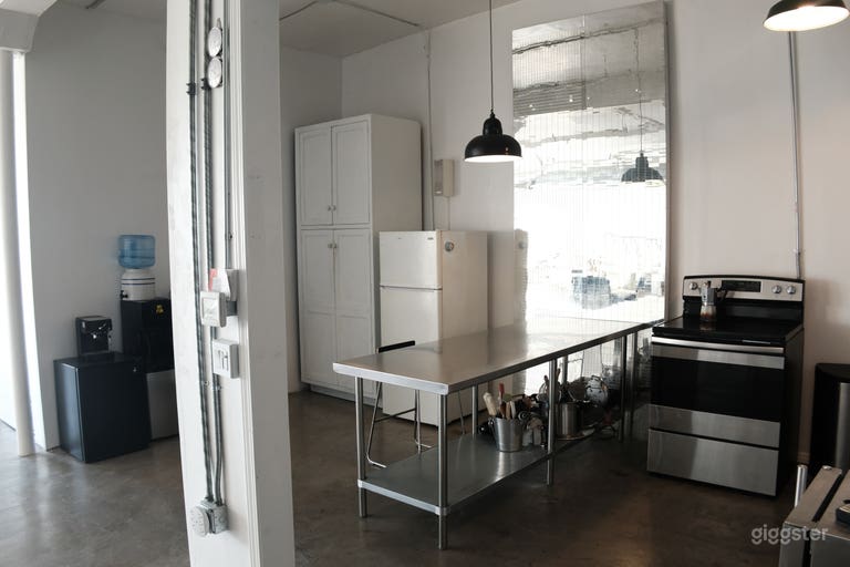  Minimalistic industrial loft with natural light 