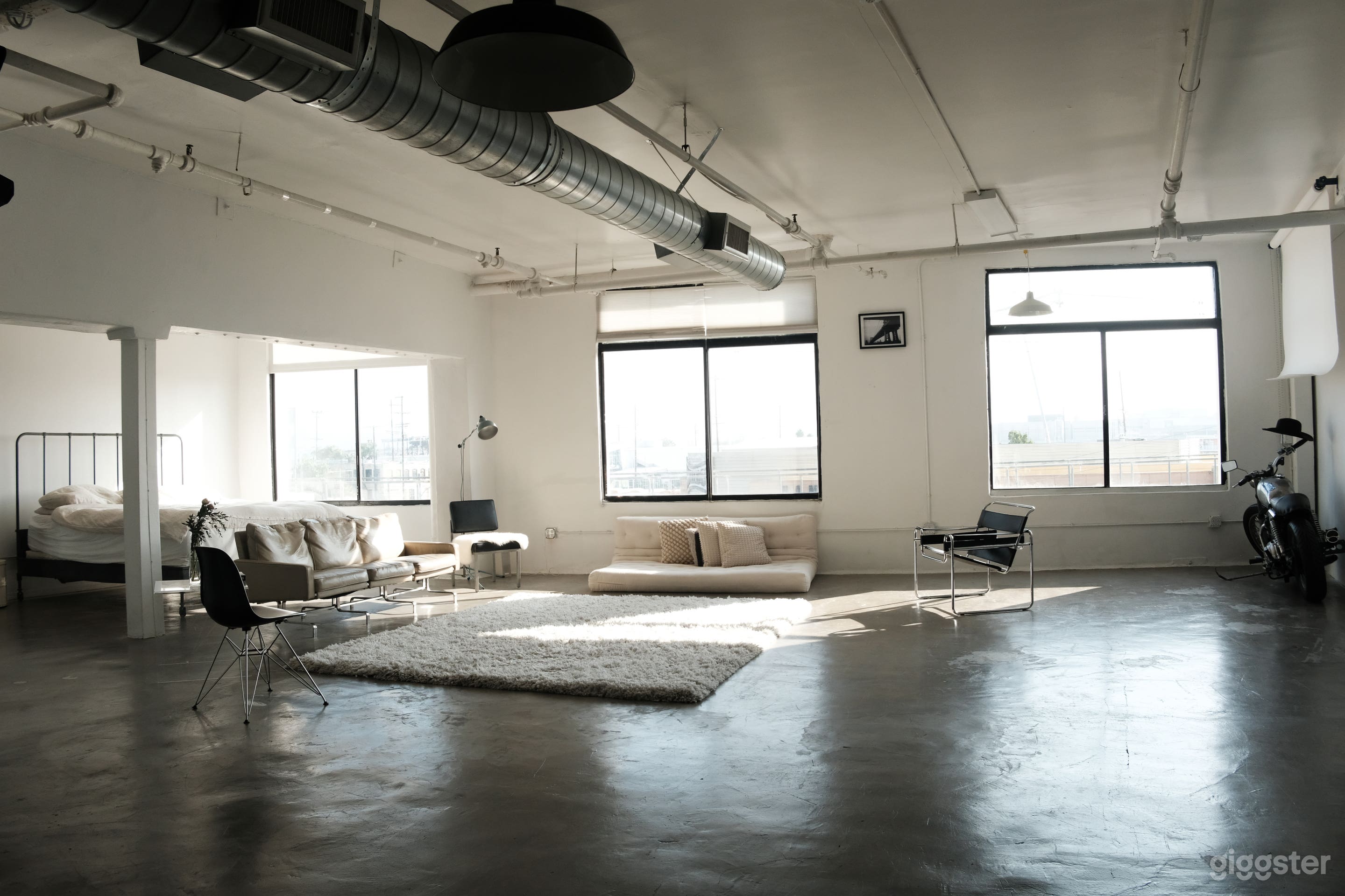 Minimalistic industrial loft with natural light Photo 2