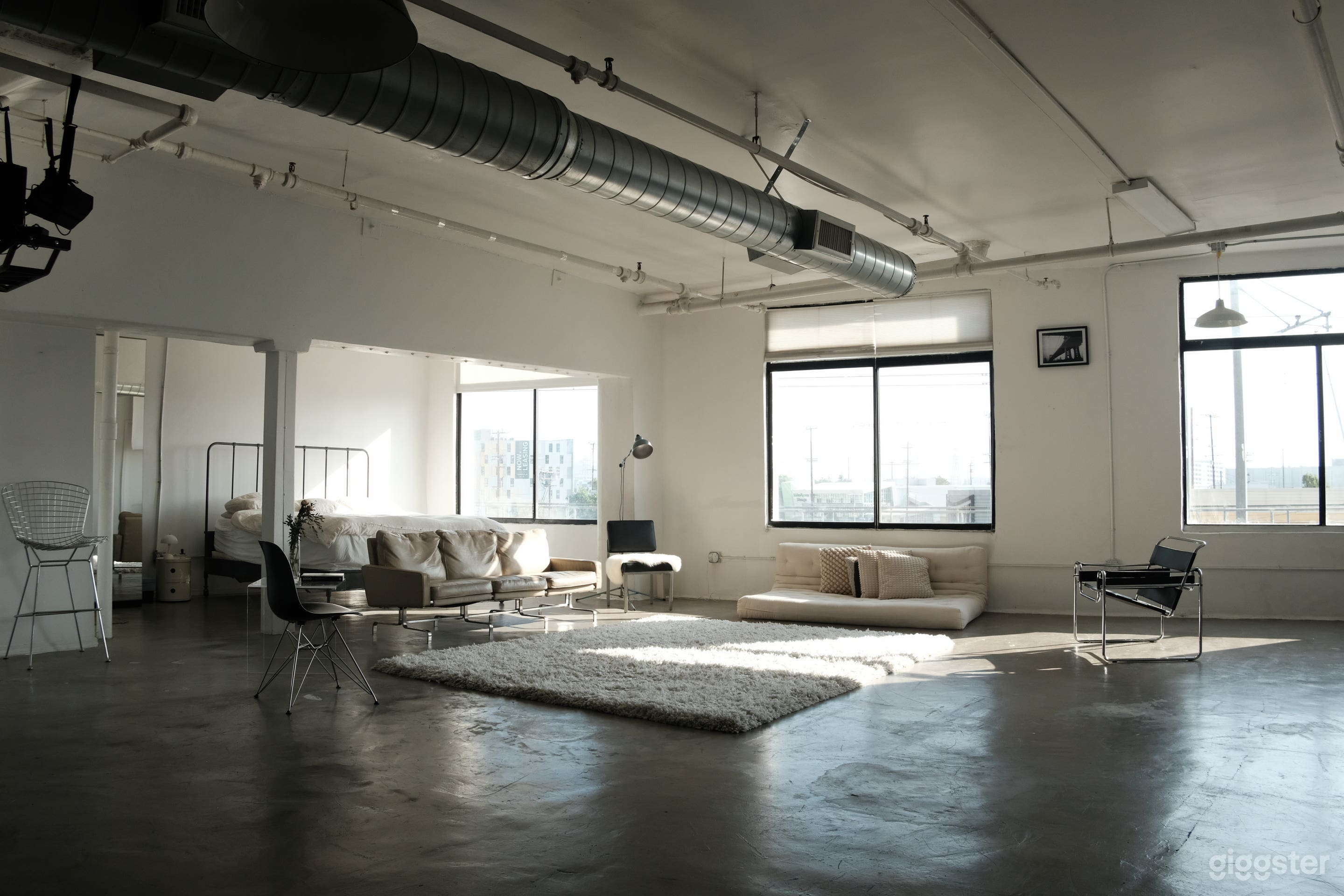 Minimalistic industrial loft with natural light Photo 1