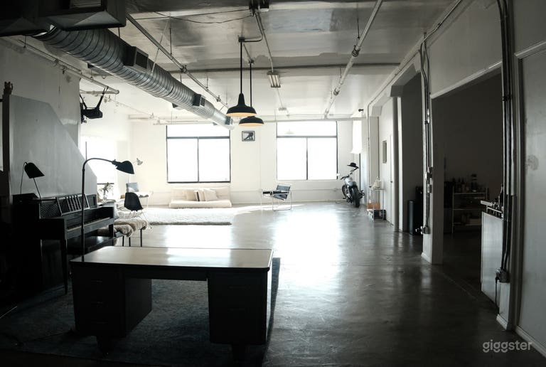  Minimalistic industrial loft with natural light 