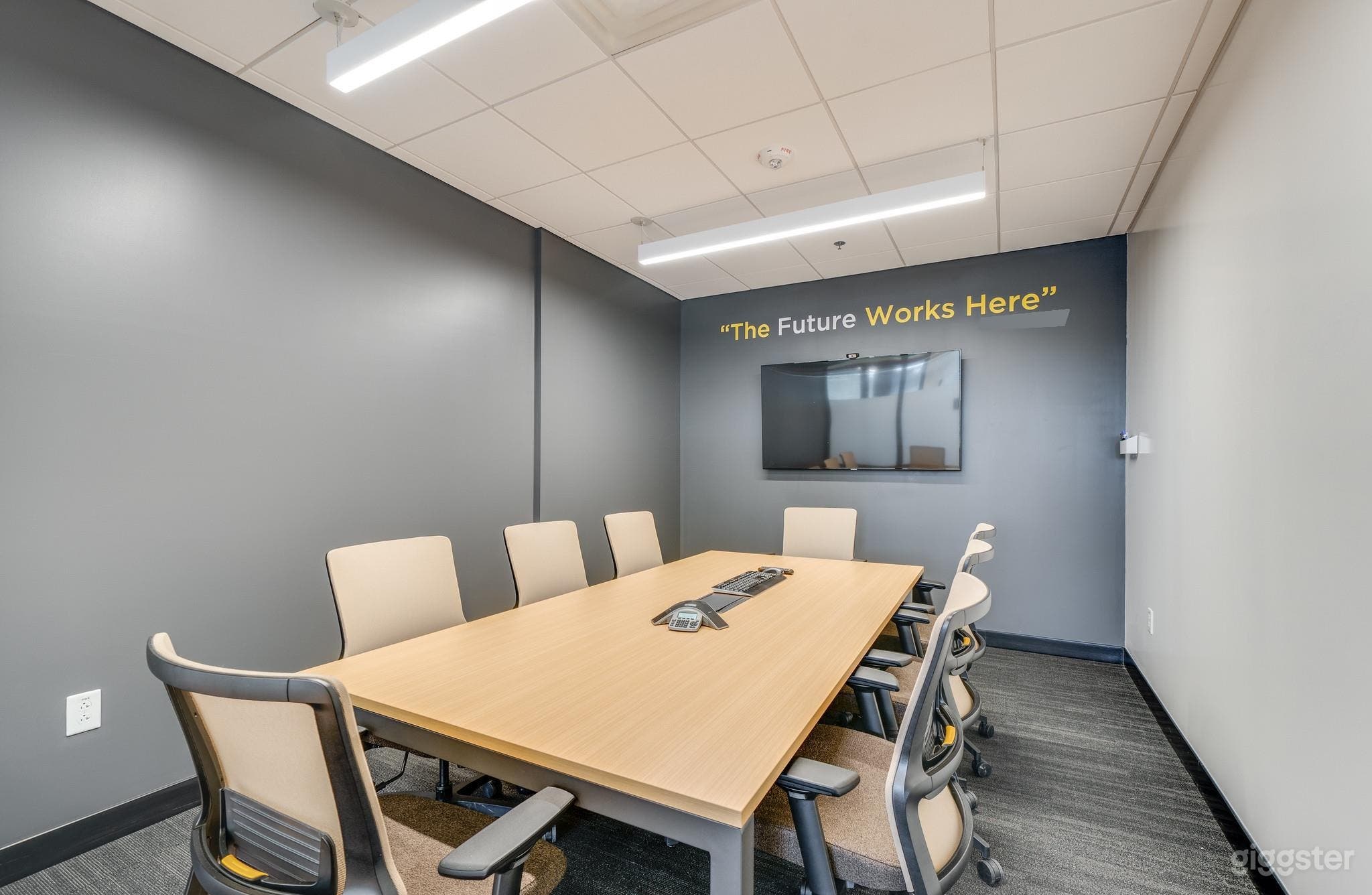 Fully Equipped Medium Conference Room in RTP Photo 2