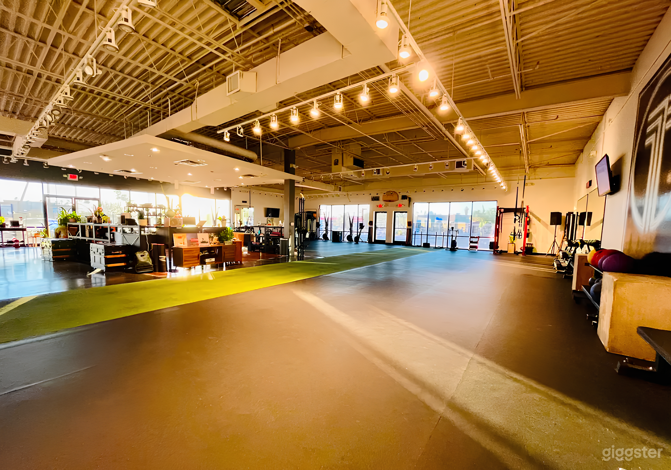 Large Arcadia Studio with Open Space and Natural Lighting Photo 4