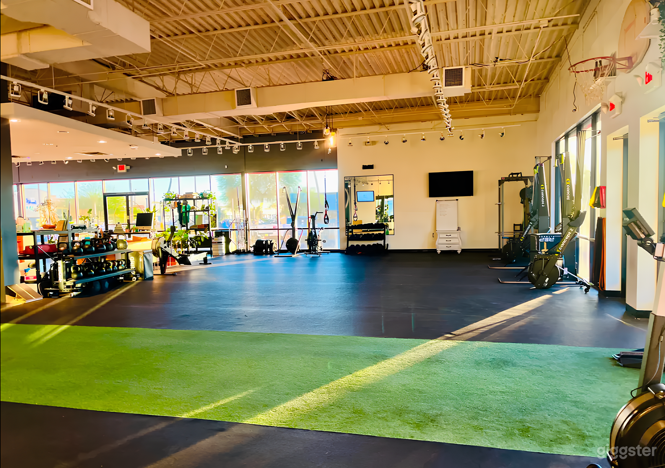 Large Arcadia Studio with Open Space and Natural Lighting Photo 2