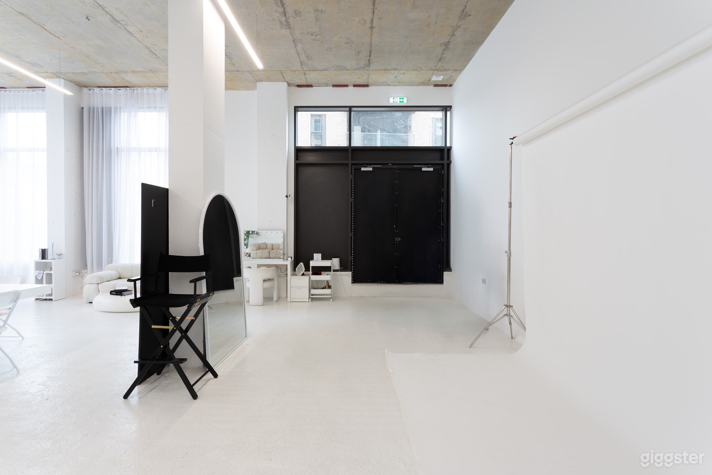 White Modern and Aesthetic Studio Space Photo 4