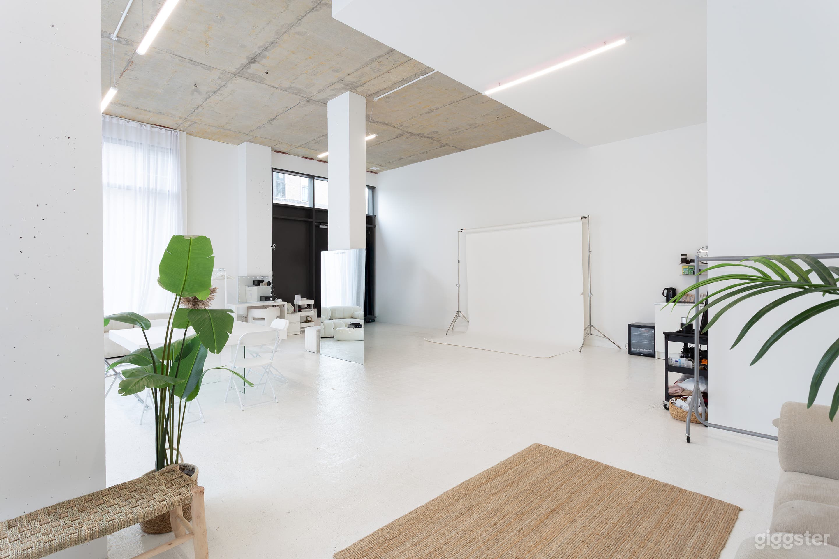 White Modern and Aesthetic Studio Space Photo 1