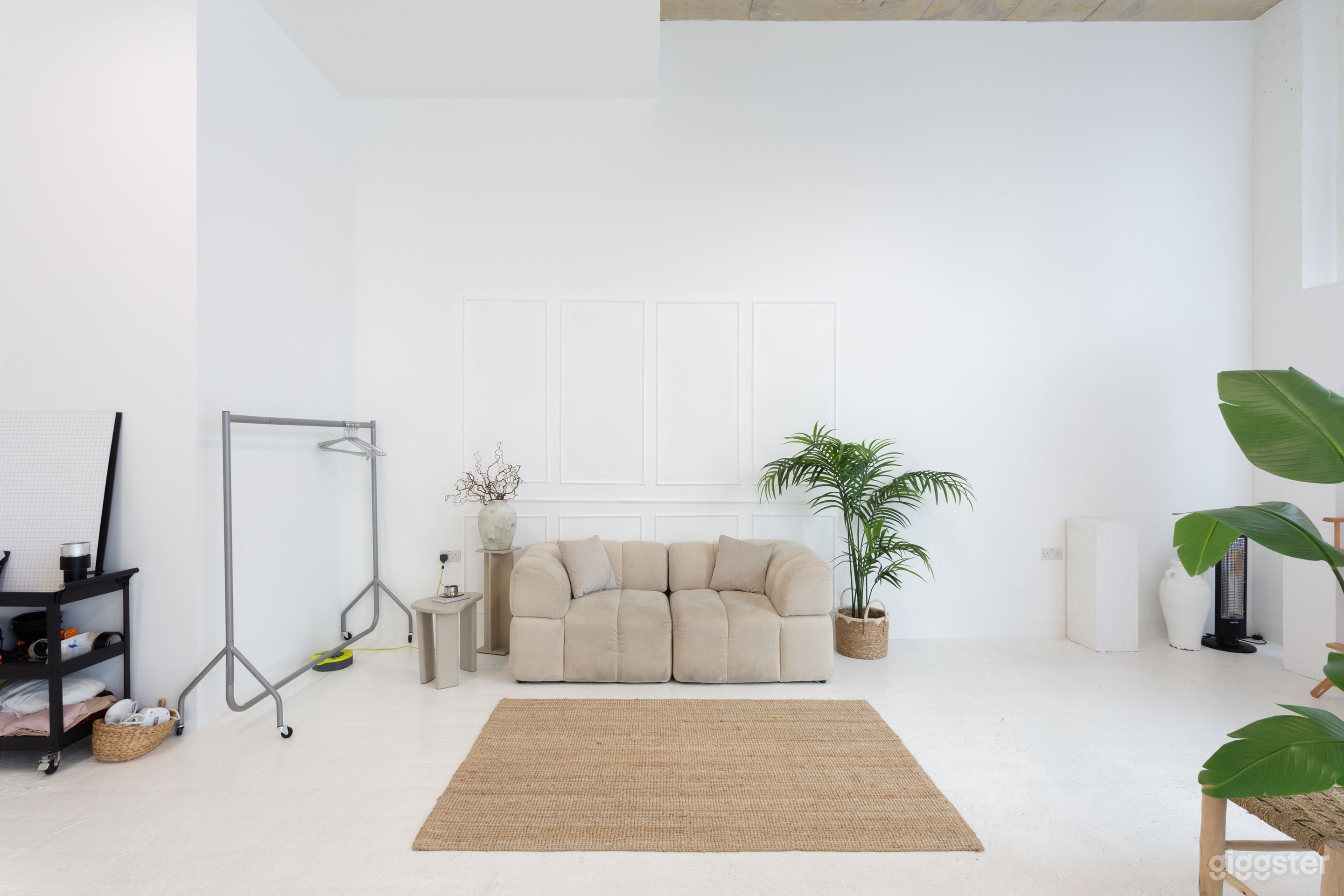 White Modern and Aesthetic Studio Space Photo 2